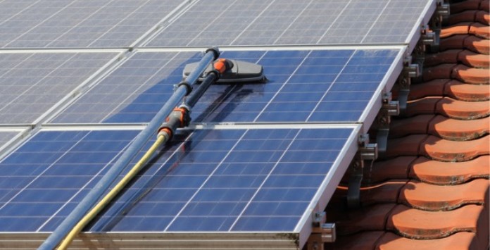 Como proceder para limpar os painéis solares fotovoltaicos e aumentar a eficiência